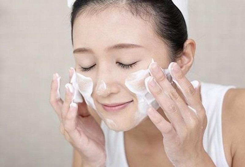 Massage da mặt cẩn thận trong vòng 30 giây