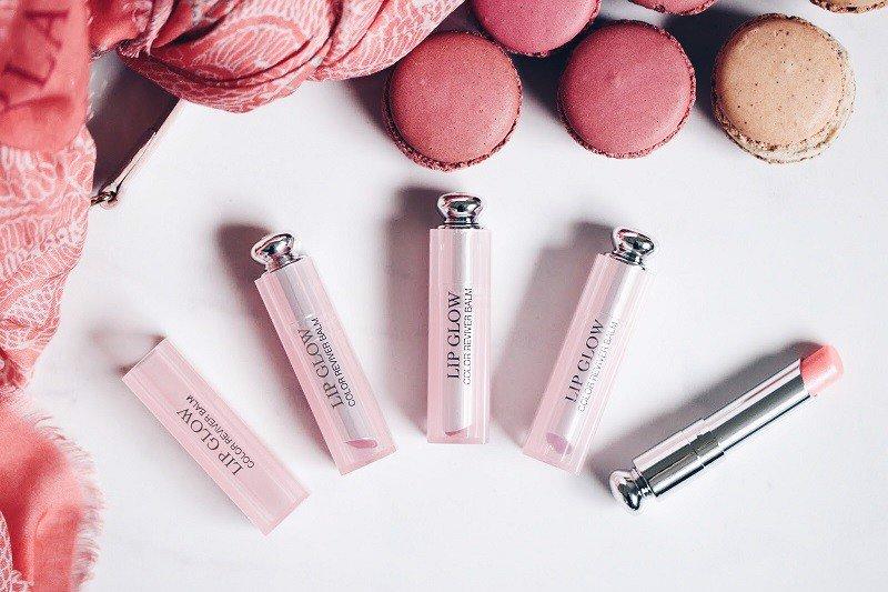 Review top 10 son dưỡng môi lâu trôi, tái tạo da tươi hồng không nên bỏ lỡ! 7 Son Dior Addict Lip Glow được coi như nàng “công chúa” trong thế giới son chăm sóc môi đa sắc màu, được mệnh danh là “người tình trong mộng” của mọi cô nàng.