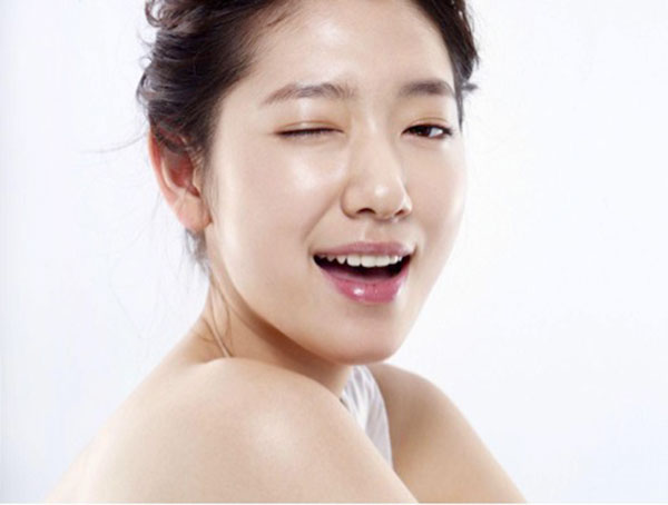 Dùng phấn nước Innisfree cho da nào phù hợp? 2 Độ che phủ tốt và đều màu da, dưỡng ẩm cao nên không bị khô da, lớp trang điểm không bị bong tróc.