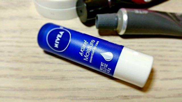 Son dưỡng môi cho nam nào tốt và những tiêu chí lựa chọn ? 8 Nivea a Kiss of Moisture Essential