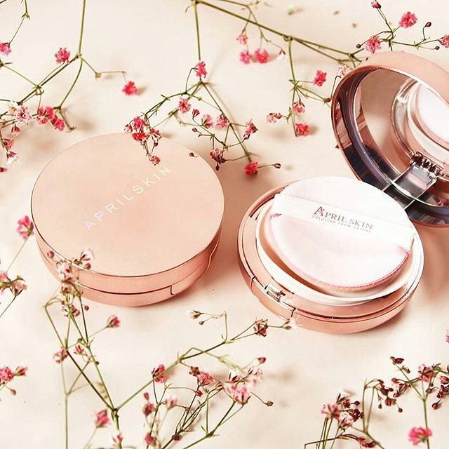 Review 3 màu phấn nước April Skin, có thần thánh như lời đồn ? 6 Phấn Nước April Skin Magic Pink Cushion che khuyết điểm với sức mạnh vượt trội 3 in 1 vừa là phấn phủ, vừa là kem nền, vừa là kem che khuyết điểm.
