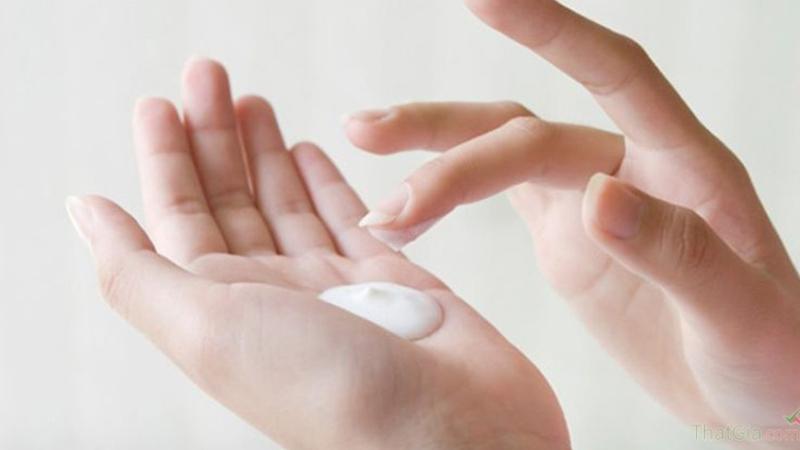 Kem chống nắng Sunplay – Sản phẩm chống nắng “Quốc Dân” đang gây bão hiện nay 25 Thoa kem chống nắng