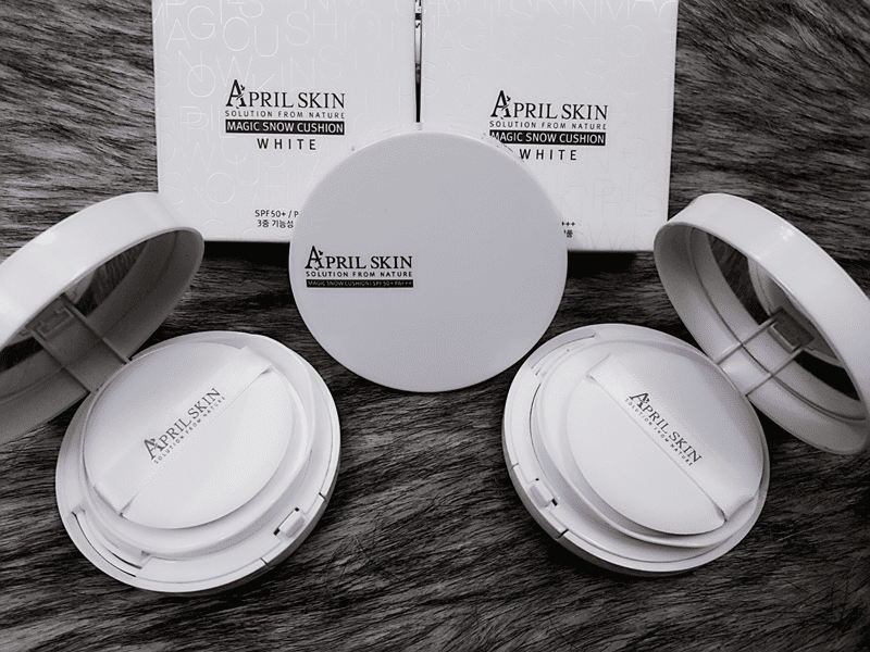 Review 3 màu phấn nước April Skin, có thần thánh như lời đồn ? 5 Phấn nước April Skin Magic Snow Cushion White có khả năng phù phép cho nàng da mịn màng không tỳ vết, trắng sáng tự nhiên.