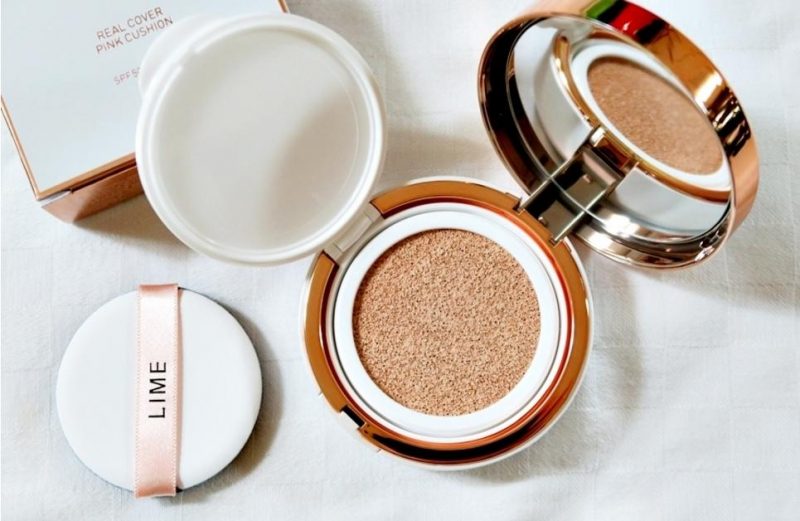 Review top 10 phấn nước càng dùng da càng đẹp mịn 12 Phấn nước Lime Real Cover Pink Cushion được chiết xuất chủ yếu từ hoa mẫu đơn, tro núi lửa Jeju và Calamine Powder.