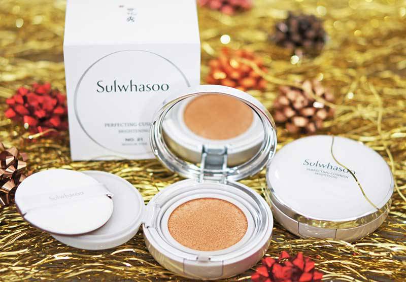Review top 10 phấn nước càng dùng da càng đẹp mịn 19 Phấn nước Sulwhasoo Perfecting Cushion sẽ tạo nên lớp nền mỏng mịn, cực tự nhiên, che khuyết điểm rất tốt nhưng vẫn bảo vệ làn da của bạn cả ngày dài