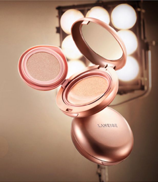 Review các loại phấn nước Laneige đang gây sốt hiện nay 11 Với kết cấu 2-trong-1 mang lại lớp nền mỏng mịn tự nhiên, lâu trôi giúp che phủ vùng da có nhiều khuyết điểm hiệu quả.