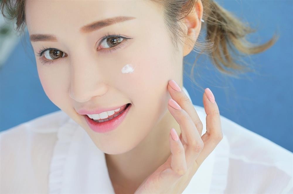 Kem chống nắng Kose có những loại nào, an toàn và hiệu quả không? 12 Kem chống nắng Kose Predia Spa et Mer White Day Solution SPF 50+/PA+++ rồi không nhờn rít gì hết, thoa tới đâu là thấm tới đó, đi nắng cả ngày mà chẳng thấy bắt chút nắng nào