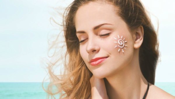 Top 10 kem chống nắng cho da dầu tốt nhất hiện nay 2 Có tác dụng chống nắng, bảo vệ da khỏi sự xâm hại của tia UVA - UVB,điều hòa bài tiết bã nhờn giúp da luôn được khô thoáng.