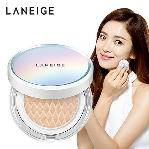 Phấn nước Laneige chính là loại phấn mà diễn viên Song Hye Kyo đã sử dụng trong bộ phim “Hậu duệ mặt trời”. Trong bộ phim có rất nhiều cảnh quay nữ diễn viên này sử dụng hộp phấn để trang điểm và chính điều này đã gây nên cơn sốt cho dòng sản phẩn phấn nước Laneige.Đã có rất nhiều bạn săn lùng để đặt mua được một hộp phấn như diễn viên nổi tiếng Soong Hye Kyo đã dùng. Vậy phấn nước Laneige có những ưu điểm vượt trội thế nào chúng ta cùng tìm hiểu nhé.