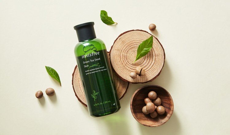 Toner là gì? Review top 10 toner tốt nhất nên dùng hiện nay 21 Nước hoa hồng trà xanh của Innisfree được sản xuất từ chính những chiếc lá trà xanh được thu hoạch tại ngay tại cánh đồng trà xanh trên đảo Jeju