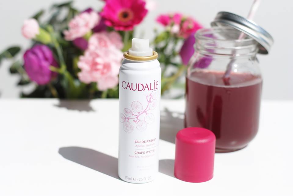 Review xịt khoáng Caudalie có tốt không? Phù hợp với loại da nào? 2 Xịt khoáng kết cấu lỏng nhẹ, dòng này thấm nhanh và sâu vào trong da