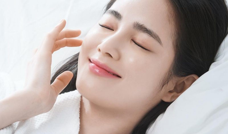 Toner là gì? Review top 10 toner tốt nhất nên dùng hiện nay 26 Nước hoa hồng giàu độ ẩm, ngăn ngừa lão hóa da giúp cân bằng độ ẩm cho da, se khít lỗ chân lông, hấp thu các chất nhờn dư thừa mang lại làn da sạch sẽ, mịn màng.