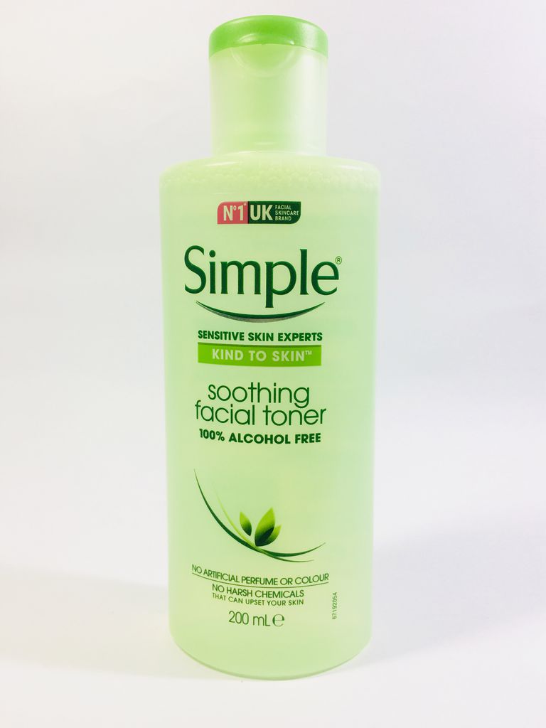 Toner Simple có tốt không? Review 3 toner Simple giúp da phái đẹp sạch khỏe bất ngờ 1 Thiết kế hình trụ đơn giản, màu xanh tạo cảm giác dịu mát