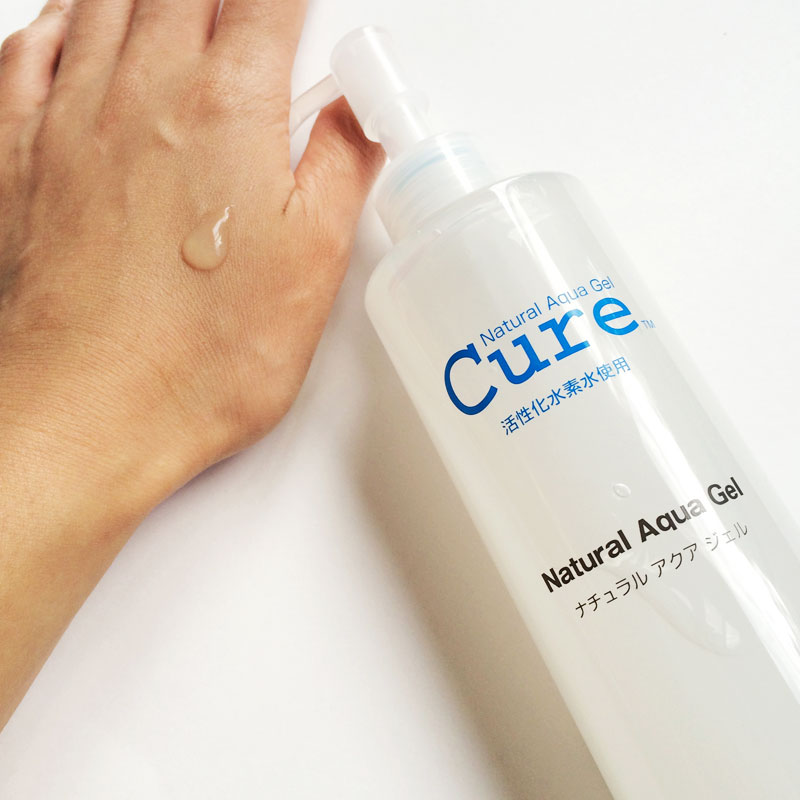 Tẩy da chết Cure màu trắng đục, mịn nhưng hơi lỏng 