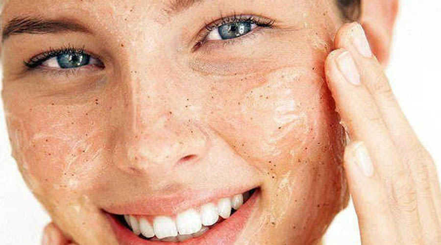  Bạn nên chọn các sản phẩm tẩy da chết cho da nhạy cảm hạt thật nhuyễn, dạng Peeling gel 