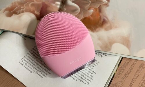 Review 7 máy rửa mặt Foreo "hot" nhất hiện nay