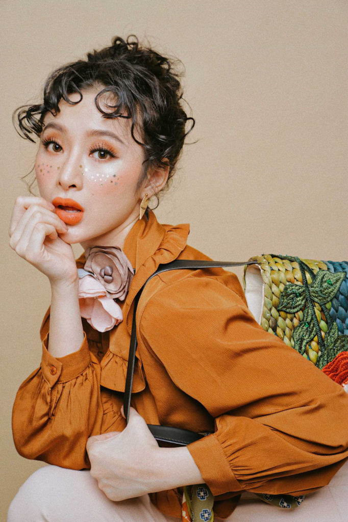 Vẻ đẹp long lanh lấp lánh của diễn viên Angela Phương Trinh với phấn mắt nhũ kim tuyến