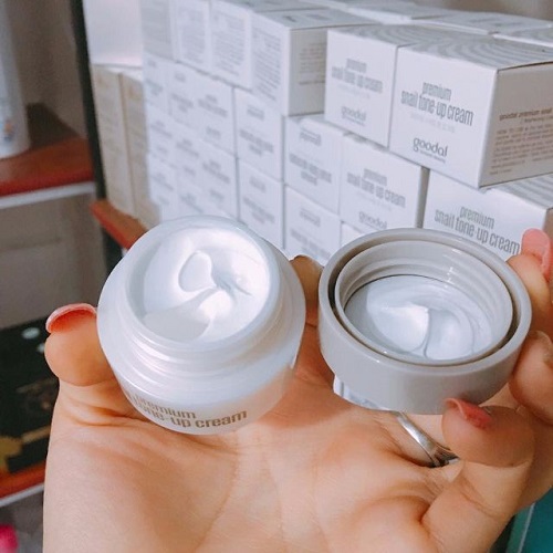 Review 6 kem trị nám ốc sên 2025 được giới “skincare” đánh giá cao