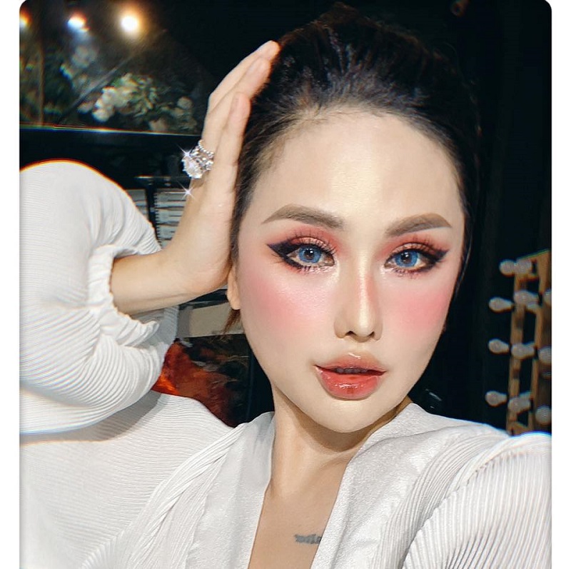 Beauty blogger Tina Lê