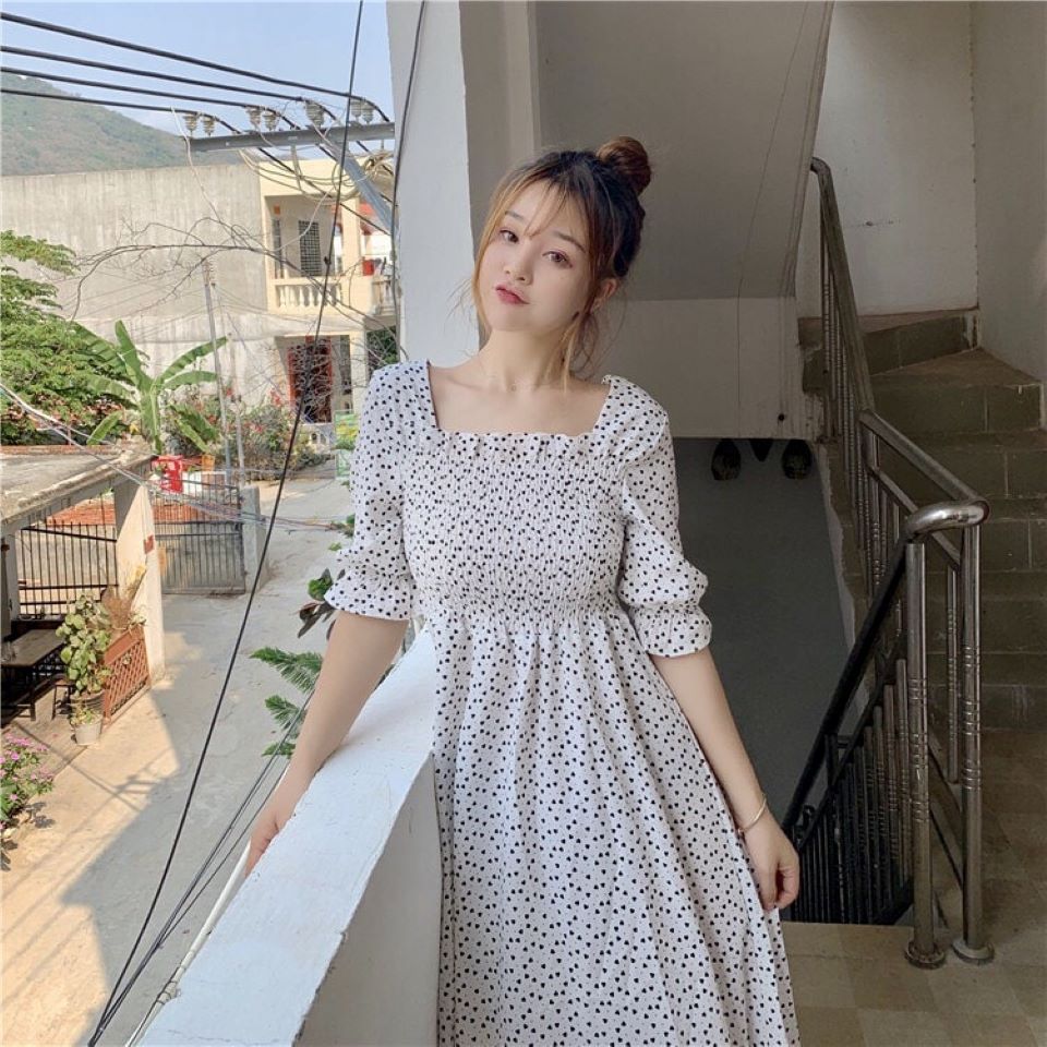 Hoặc có thể trẻ trung với váy hoa nhí 