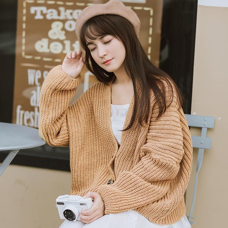 Khoác len cardigan mix cùng với váy 