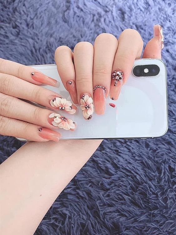 Nail hồng cam phù hợp với nhiều màu da