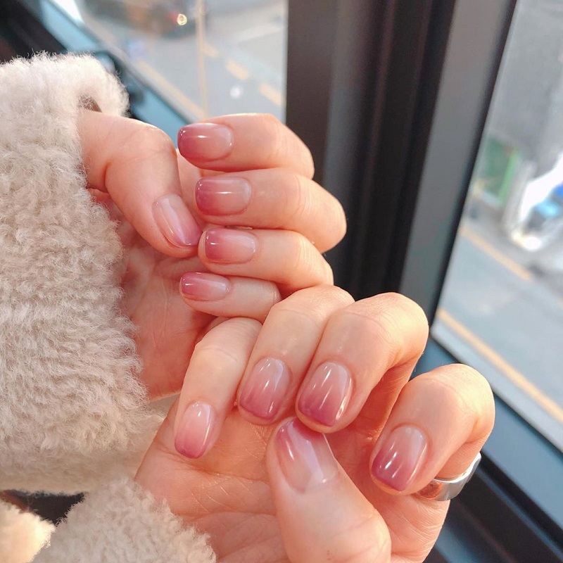 Nhẹ nhàng, nữ tính với mẫu nail ombre hồng 