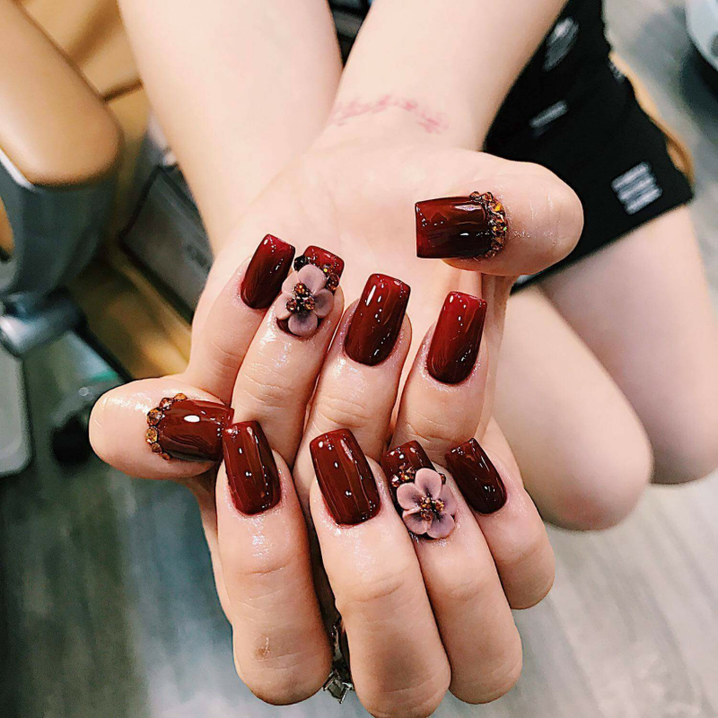 Sang trọng hơn, quyến rũ với mẫu nail đỏ đính đá