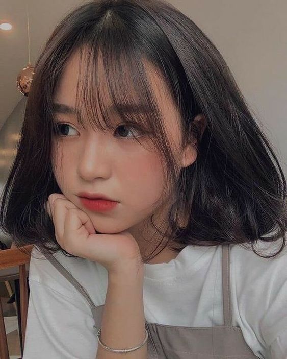 Tóc ngắn uốn đuôi cụp