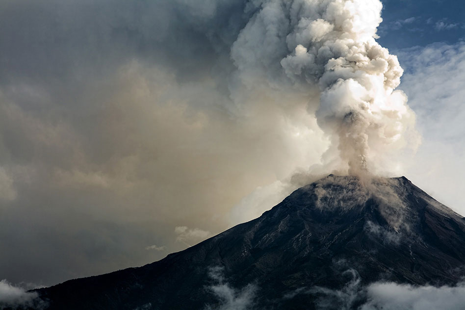 Tro núi lửa được hình thành trong quá trình núi lửa phun trào 