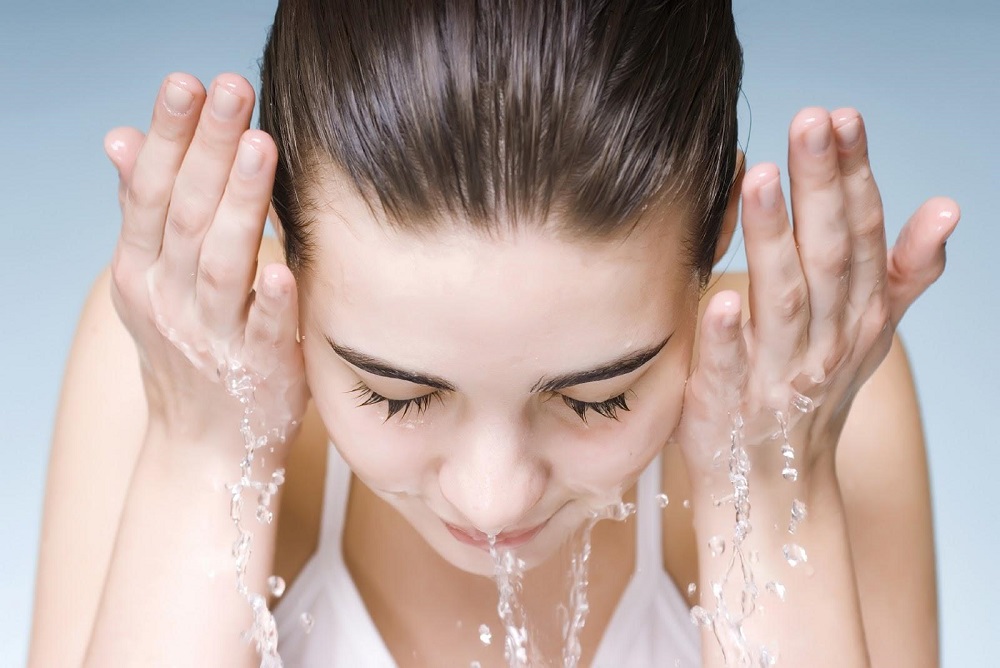 Dầu chùm ngây còn giúp nhẹ nhàng làm sạch da