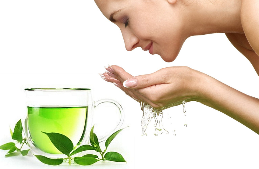 Rửa sạch da mặt bằng nước trà xanh