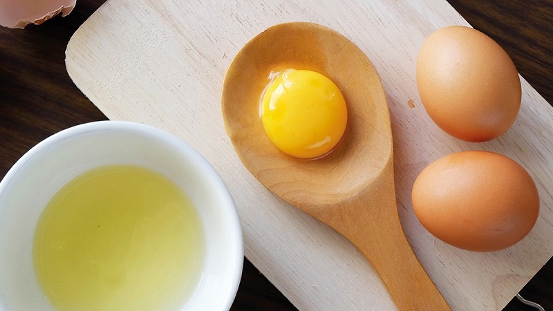 Trứng gà chứa nhiều protein kết hợp cùng muối giúp dưỡng da và tẩy tế bào chết hiệu quả
