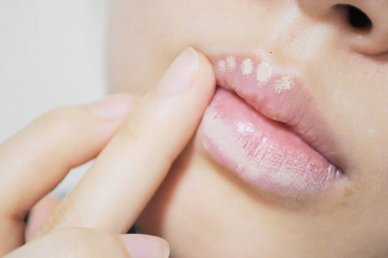 Dùng phấn hoặc kem che khuyết điểm để "đánh lừa" thị giác làm môi nhỏ lại