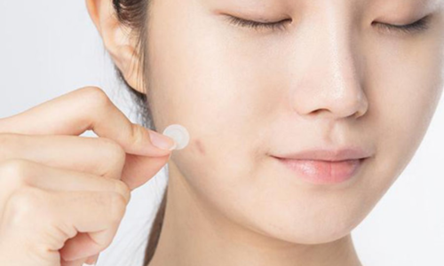 Review 5 miếng dán mụn được chị em săn lùng 2025