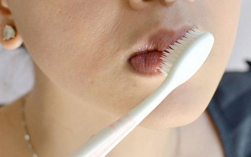 7 cách tẩy tế bào chết cho môi bằng kem đánh răng tại nhà đơn giản mà hiệu quả 2