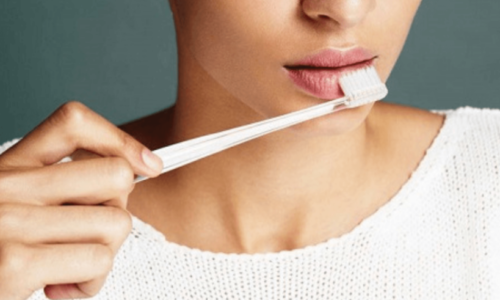 7 cách tẩy tế bào chết cho môi bằng kem đánh răng tại nhà đơn giản mà hiệu quả