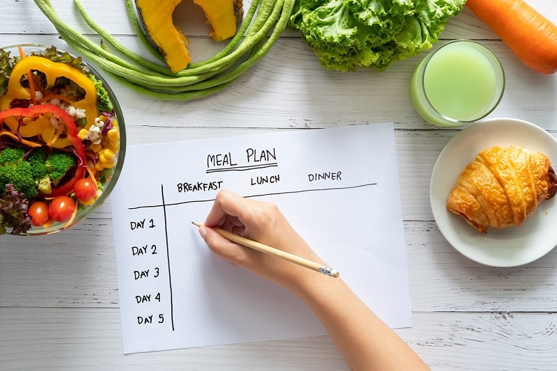 Theo dõi chế độ ăn uống cũng là cách đánh tan mỡ bụng 