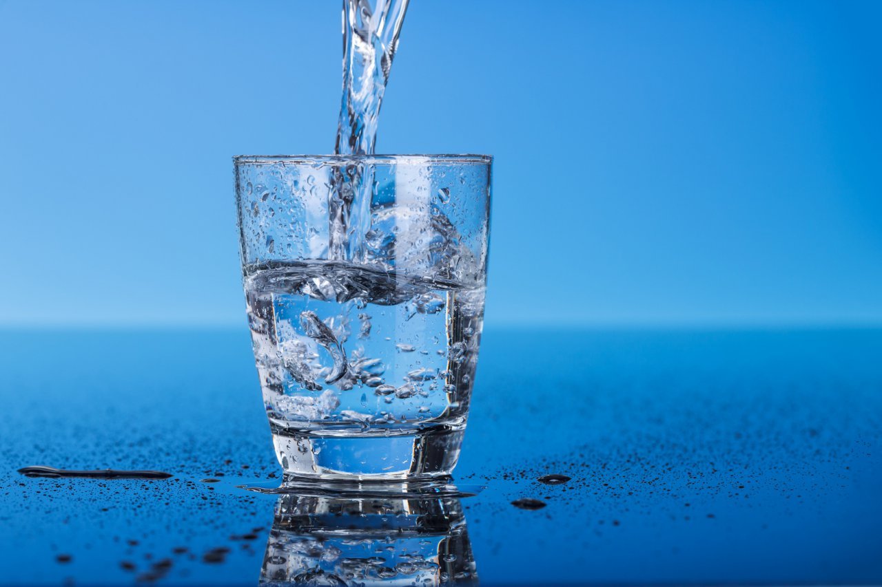 Uống bao nhiêu nước để có làn da rạng rỡ?