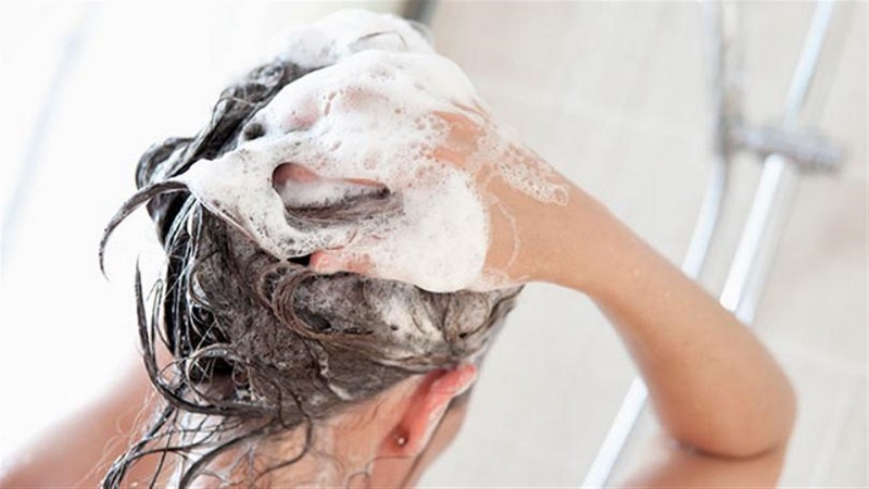 Các loại dầu gội công nghiệm tuy tiện lợi nhưng vẫn có mặt hại cho tóc