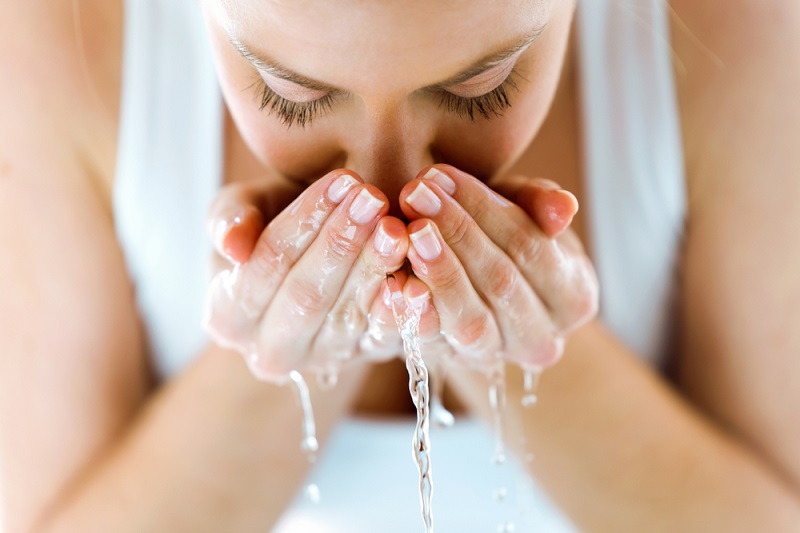 Rửa mặt bằng nước ấm hoặc nước muối sinh lý