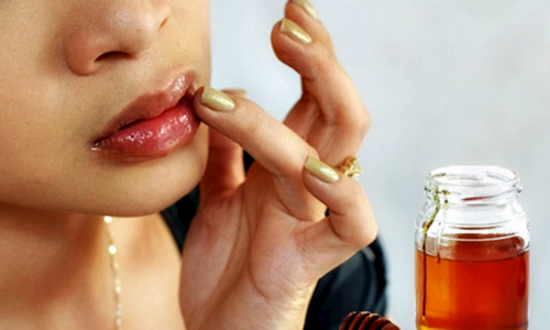 Những cách trị thâm môi bằng mật ong chất như nước cất