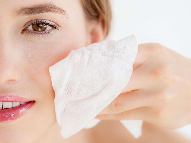 Làm sạch da mặt giúp da hạn chế được vi khuẩn thâm nhập vào da