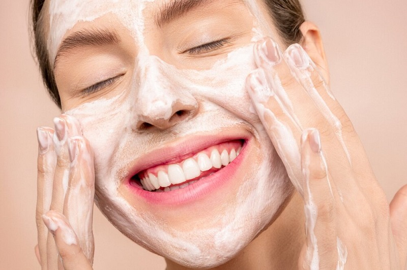 Làm sạch da mặt giúp dưỡng chất dễ thấm sâu vào da