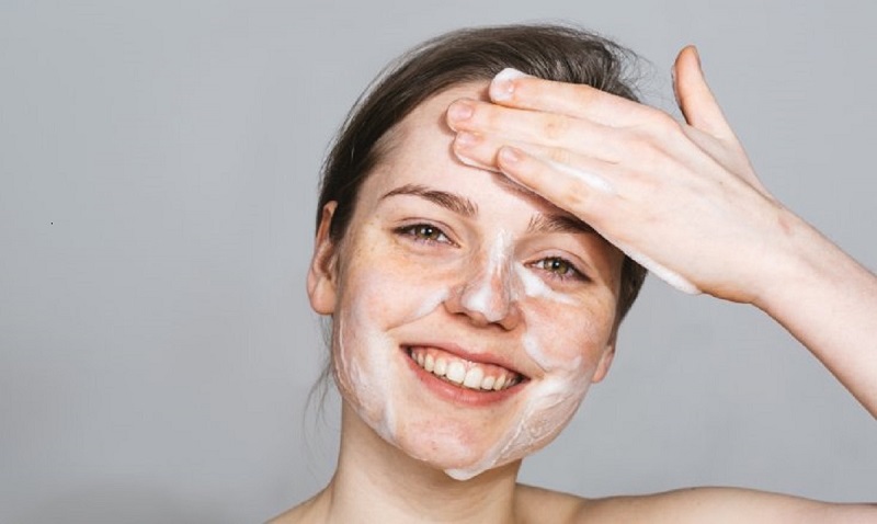 Làm sạch da mặt trước khi ngủ giúp da lấy đi bụi bẩn, bã nhờn
