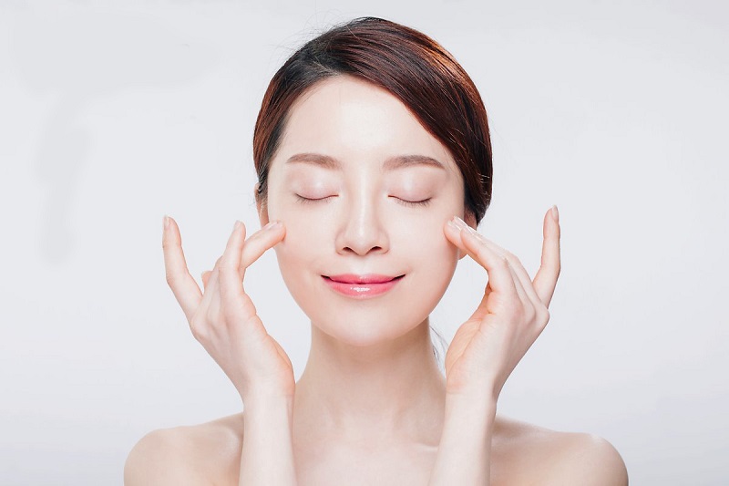Massage mặt kết hợp vỗ nhẹ cho dưỡng chất thẩm thấu vào da