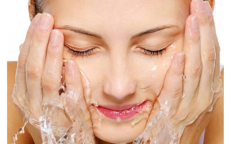 Rửa sạch mặt lại với nước lạnh để loại bỏ kem cạo lông