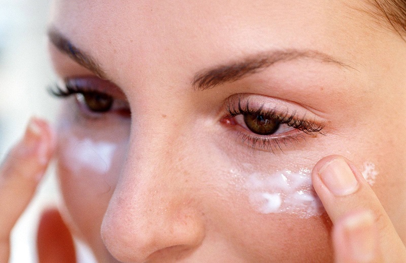 Sử dụng kem trị thâm quầng mắt cũng giúp hạn chế bọng mắt hay nếp nhăn