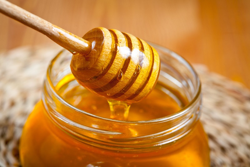 Tác dụng của mật ong nguyên chất trị thâm môi