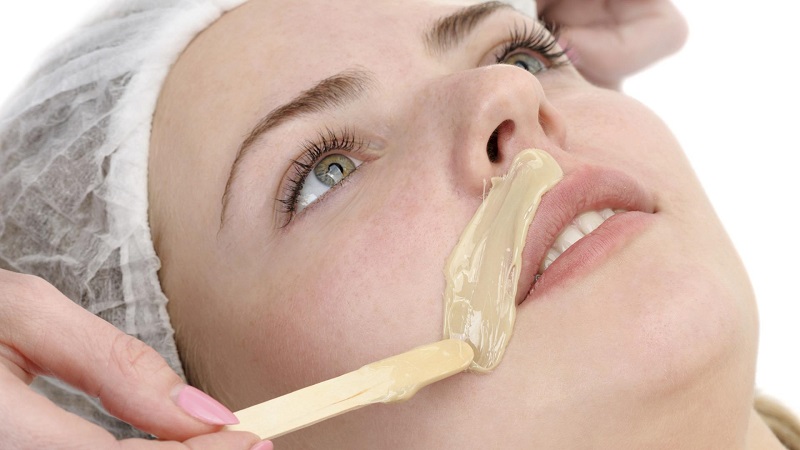 Thoa kem cạo lông mặt giúp hạn chế trầy xước trong quá trình thực hiện 
